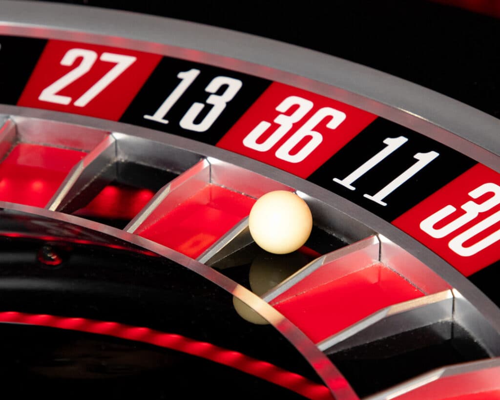 Ruleta física con la bola descansando en un número ganador